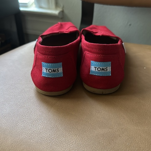 Women’s red TOMS - Picture 3 of 6